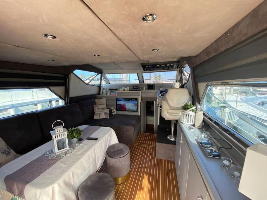 Barco Muy Romantico Con Parking! سان أدريان دي بيزوس المظهر الخارجي الصورة